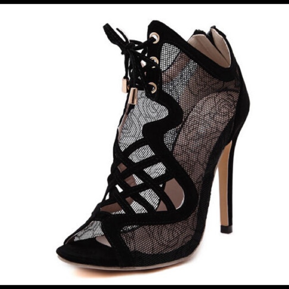 ✨Laciness Black Zippered Pumps✨